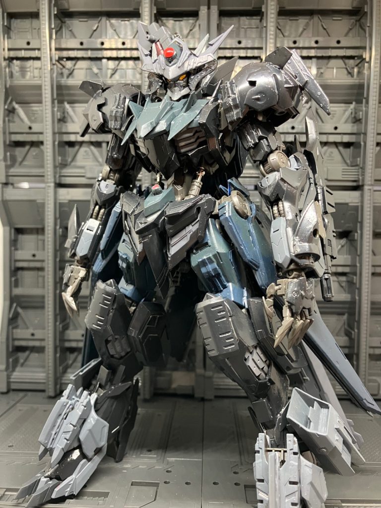 というわけでダークウォーリアーでした自分が理想とするダークヒーローと重騎士を意識して製作して上手く形に出来ましたちなみに支援メカや他にもパーツが用意してあるのでその紹介や投稿はいずれ後この数ヶ月でダークウォーリアー以外のバルバトス改造機を二機完成したので後々投稿しようと思います