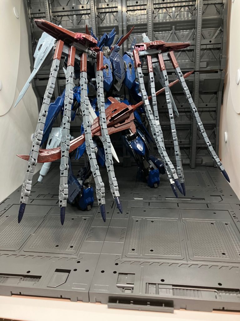 キャプテンバルバトス宇宙海賊の船長が搭乗する船長専用機多彩な装備、宝具と呼ばれている伝説の武器を駆使して立ちはだかる敵を破壊する頭部の海賊帽を彷彿とさせるアンテナは第3のメインカメラになっており隠された宝や姿を隠している敵機体を探し当てることができる&nbsp;