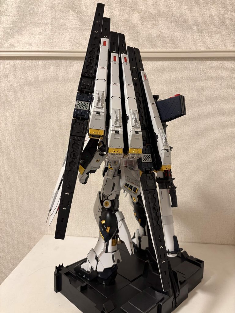 背面は大迫力のフィン・ファンネル。この左右非対称デザインこそ、やはりνガンダム。