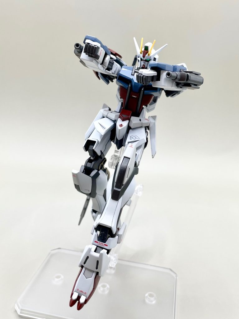 両腕には機関砲も装備。どちらもストライク本来の武装ではありませんが……カッコよければ、すべてよし！ということで採用しました（笑）。こういった「設定に縛られず、自分の好きなパーツを組み合わせられる」のも、ミキシングの面白いところだと思います。