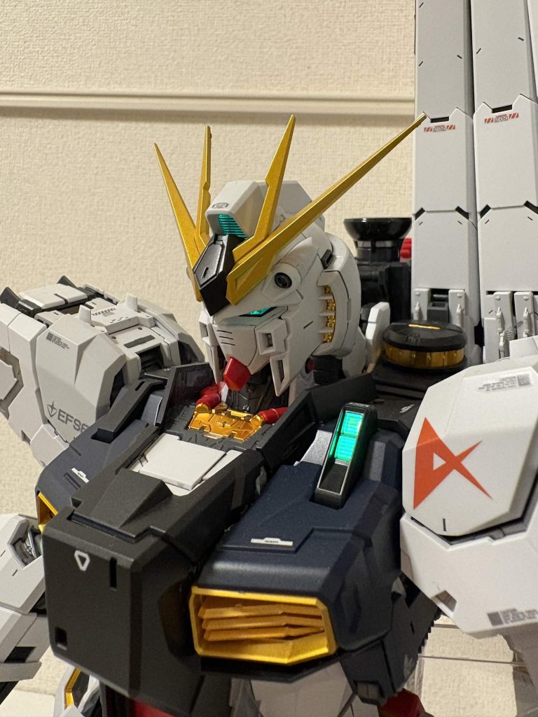 頭部アップ。ブレードアンテナも綺麗に塗装できました。ガンプラを始めて日が浅い私でも楽しく作れました。このキットのテーマである建造体験はまさにそれで、νガンダムを製造している気分。また時代の節目に我々を圧倒するPGがでることでしょう、その時を楽しみにしましょう！