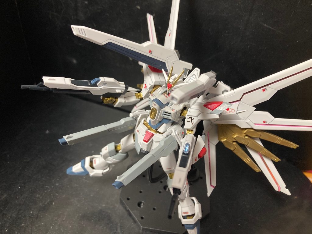 コレが劇場版で見たかったなあー。ちなみに、バラエーナ砲はフリーダムから移植しました。してみてビックリ、取り付けできるスペースがそのまんま空いてるじゃないですか！難なく取り付けできちゃって、改造に全然時間かかりませんでした。最初からこうして欲しかった....！