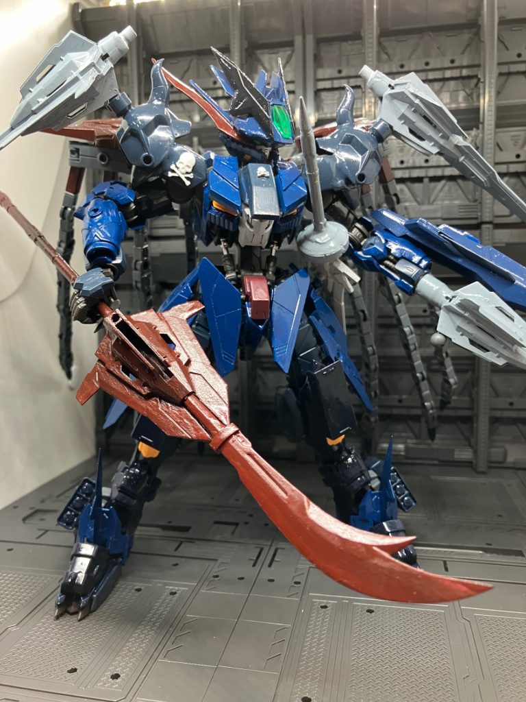 宝呪槍　ブラッドランスキャプテンバルバトスが使用するもう一つの宝具武器全体が血の色のように赤くなっており伝説では幾千のパイロットの血が染みついて武器の色が血の色になったと言われているそしてこの宝具は倒した機体のパイロットの魂を吸い取ると言われておりブラッドランスからはこれまで吸い取ったパイロットの嘆きが聞こえると噂されているそして対峙した敵達もその嘆きを聞いてしまうと戦意喪失してしまうのだ