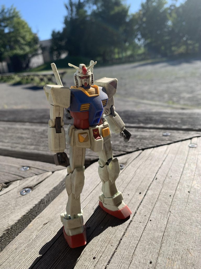 作品名：ガンダムの墓<p>組み立て体験会のガンダムで遊んでみた。なんか無料なので色々雑に遊んでやるぜ！……ふと我に返って何がしたかったのかな？（ただの砂遊びで草）</p>
