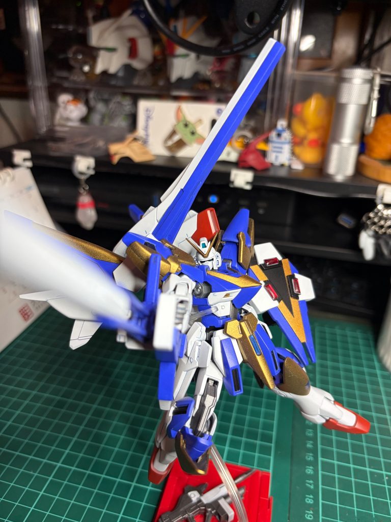以上、HGV2アサルトバスターガンダムでした。てんこ盛り、長物武器、いいですよねぇ～。しかし…15m級MSはちっちぇですな。アンテナをシャープにしたら折れそうで怖かったぁ…｡