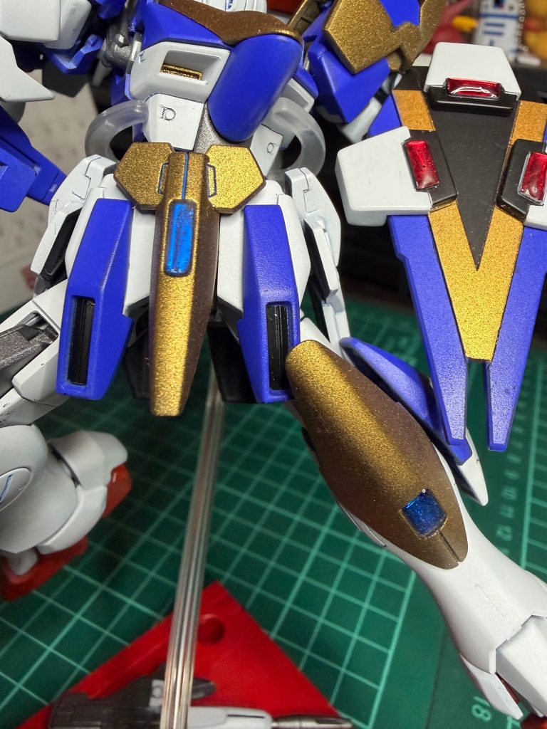 ヒザとフロントガードの青部分も同様。こちらは凹んでいたのではみ出さない範囲でレジンを流しましたが、攪拌した時の気泡が抜けきらずちょっと失敗気味。