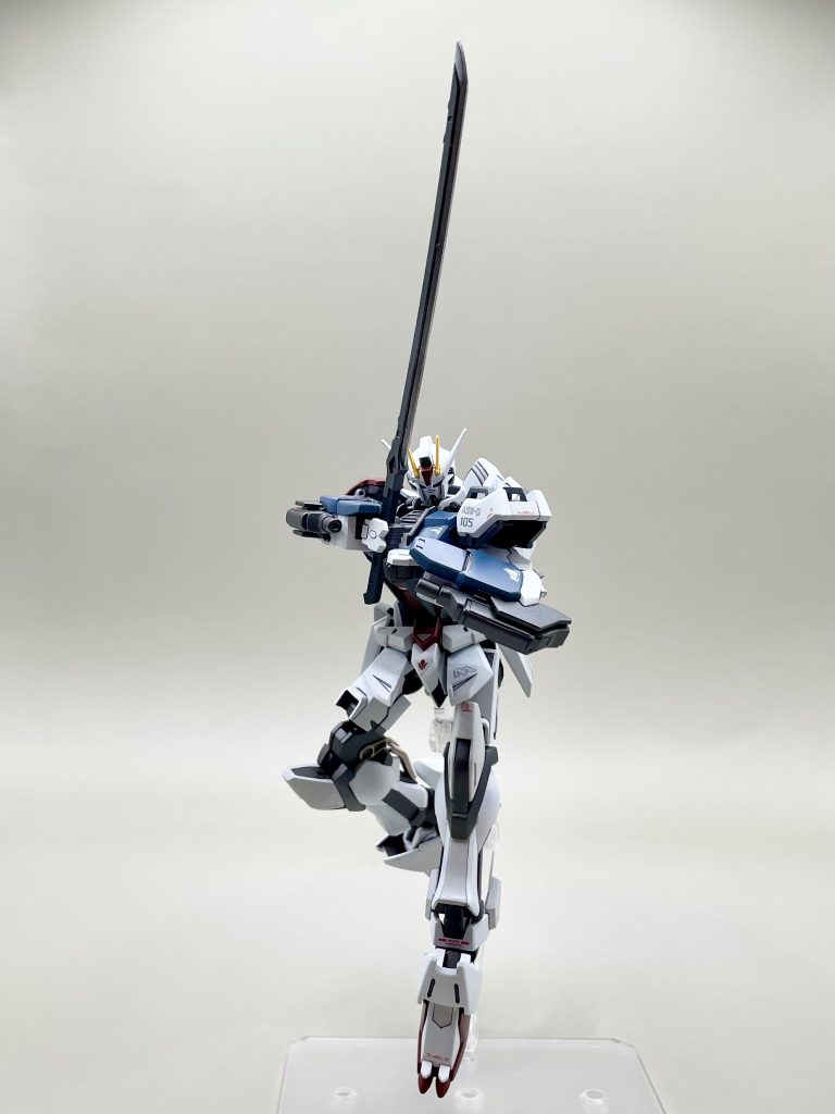 主武装は、なるべくシンプルにしたかったので、バルバトスの太刀をチョイス。こちらもしっかり塗り分けています。やっぱり、太刀を持ったガンダムはカッコいい！こういう武装を持たせると、どうしても厨二心が刺激されますね（笑）。一方で、躍動感のあるポージングはなかなか難しい……。ポーズをあれこれ試行錯誤しました。