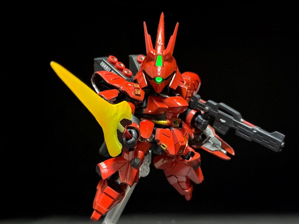 ビームトマホークもキットのものより一回り大きいサイズで自作しました。ビーム刃は透明プラ板にUVレジンを盛り、蛍光カラーで塗装して仕上げています。