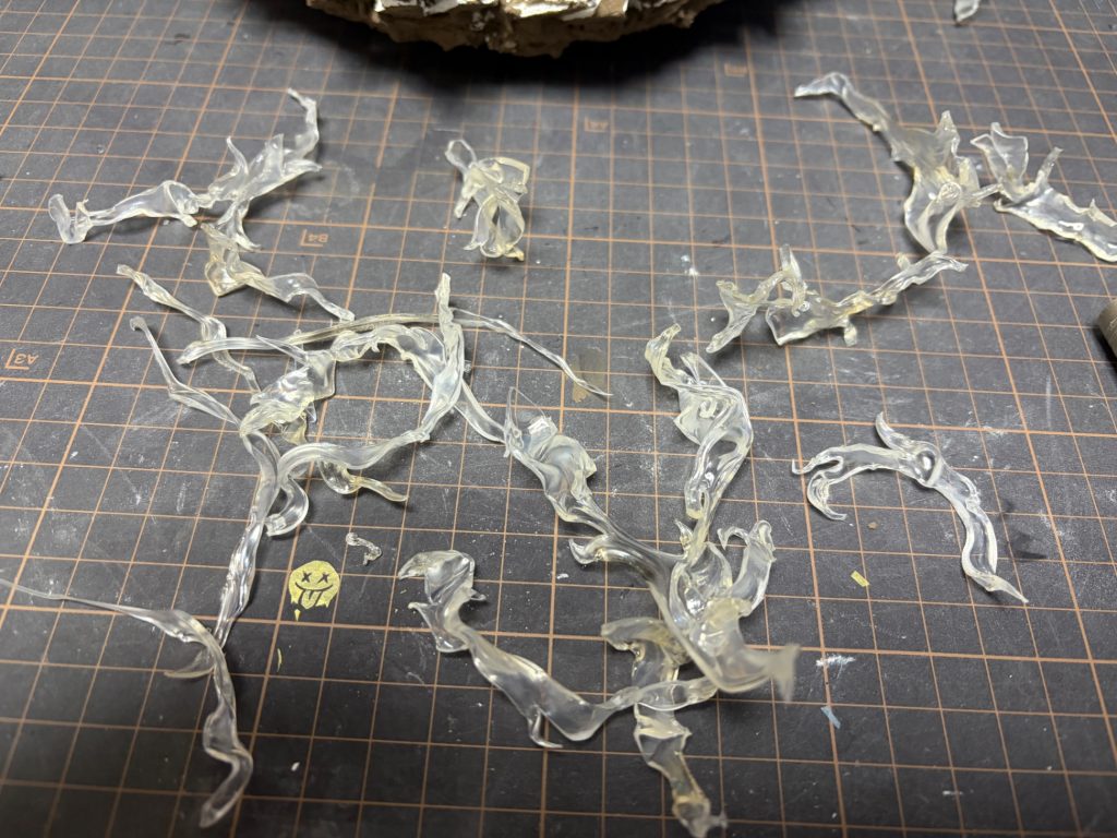 ↑こういうのを沢山作ります。パーツに合わせて任意のタイミングで固められる接着剤あるとうまくいきます。以上、持てる技術を駆使し作りたいもの作ったって感じです。見た目の派手さとはかけ離れた地味な作業を繰り返し、仕上がりを見た時に込み上げてくる気分の良さといったらもう！！いやぁ、ホントにやってよかった〜。