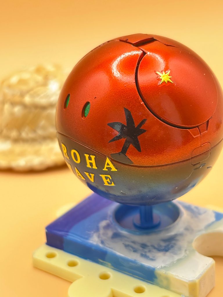 帽子を取ったら、見てください👀✨ほら、一番星⭐️まぁ、オシャレ✨（自分で言うな）塗装のテーマは『夕焼けの空と海』ハロの口が何となく大きな波に見えたので、海と空の境界線にグラデーションかけました。ヤシの木はマスキングテープを使って表現👍