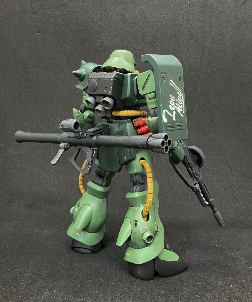 　左脚の蜘蛛マーク、右肩のでっかい「Zeon Alive!!」のデカールはガンダムデカールDXのAOZ用。本来なら[シュトゥッツァー]を運用していたガブリエル・ゾラ達のグループの機体に描かれています。今回はゾラ達にあやかって別グループのパイロット達が勝手に描いた、という設定で貼っています。時系列としては初代ヘイズルが中破した後、その情報が残党軍のネットワークで広まった、という想定です。　[シュトゥッツァー]各機体の立体化はよ！！！