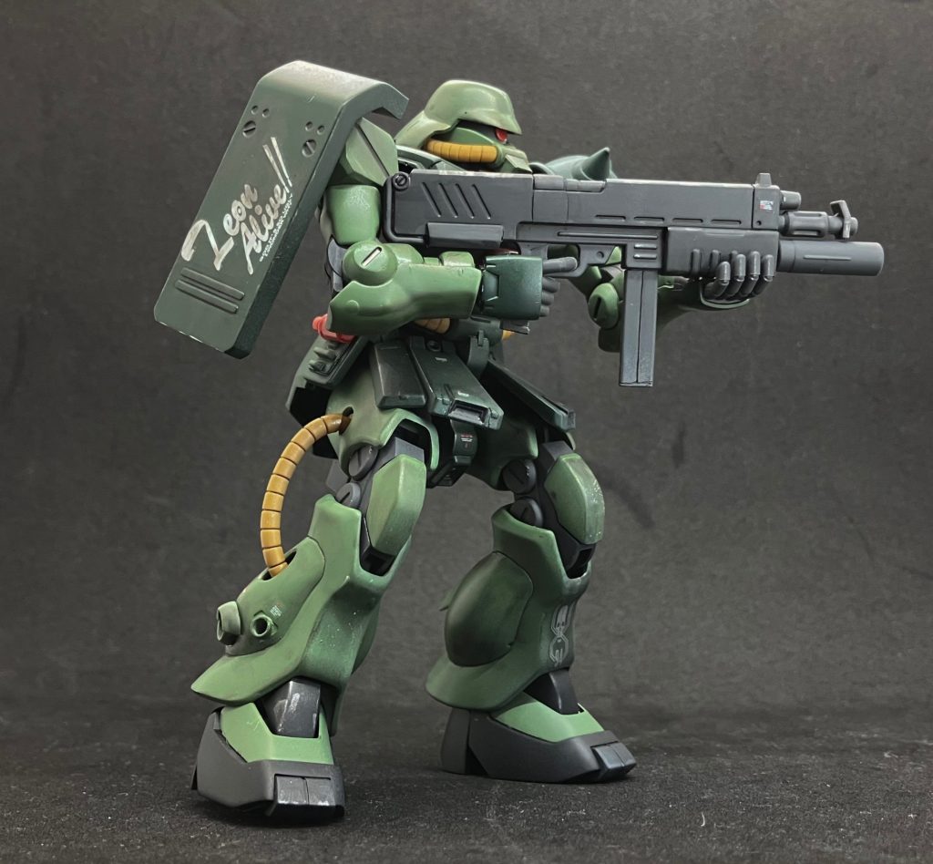 　MMP-80マシンガンはF2ザクよりも遙かに大きいです。途中からなんとなくお気づきかもしれませんが、右腰のグレネードは3つ繋がった状態で成型されているので、1つずつ切り離しました。