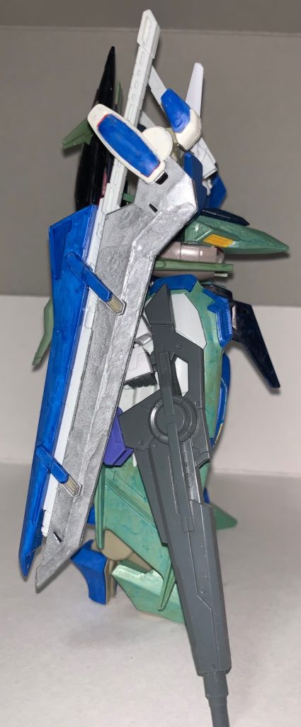 右側です右側にデカい装備がまとまってるので少し動かしづらくなってます