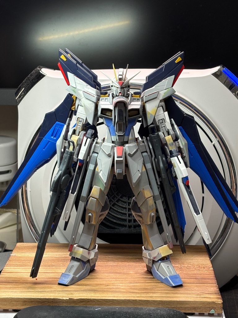 地味ですが、つま先のフレームを短縮して再接着しているので、足は少し小型化してます！このころのseedのmgはつま先長いんですよね。