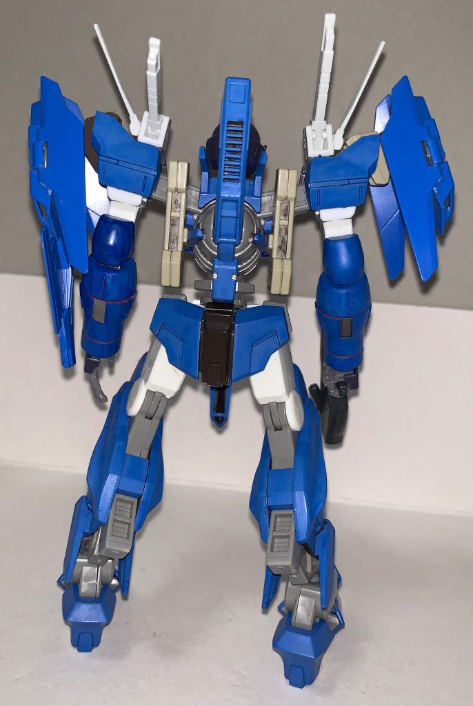 背面です最初は、アインのGNランチャーにしようかと思ってましたがゴツくするよりシンプルな印象にしたかったので、ツヴァイのスラスターを選びました