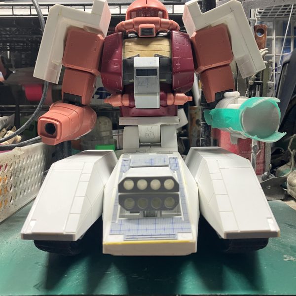 1/48ザクタンク(グリーンマカク)製作47〜56日目車体のディテールアップをやり、中央のミサイルを製作しました♪上下に動くようにしただけですが、少しは表情をつけれたかなっと思います ∩^ω^∩（4枚目）