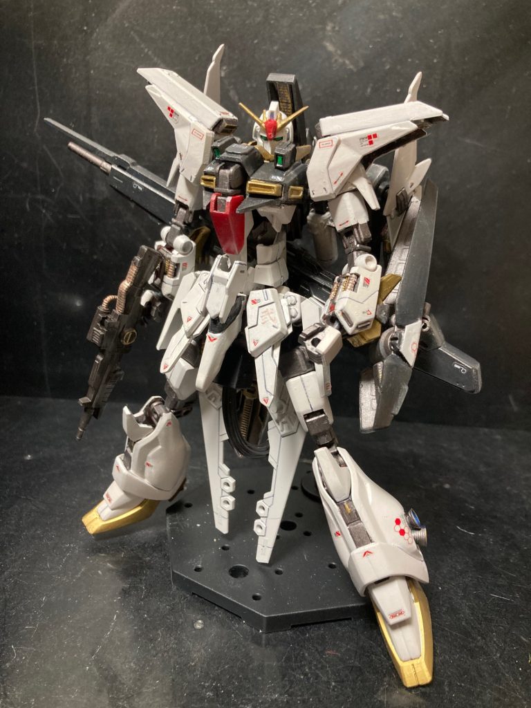 前景。バウの身体にガンダムの頭部のめっちゃ人気機体、リンドヴルムです。リンドヴルムって立体化には恵まれておらず、HGが存在してないんですよね〜。作ったら超絶人気キットになる筈なんですけど