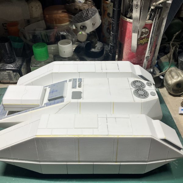 1/48ザクタンク(グリーンマカク)製作47〜56日目車体のディテールアップをやり、中央のミサイルを製作しました♪上下に動くようにしただけですが、少しは表情をつけれたかなっと思います ∩^ω^∩（3枚目）