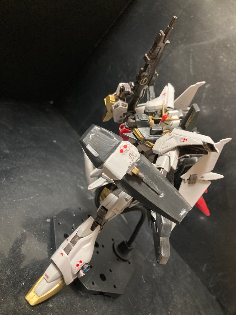 武装はスタンダード、ビームライフルとシールドです。シールドはシンプル形状になってます。ジオンってシールドに攻撃ユニット組み込みがちですよね〜。ビーム射出口に攻撃受けたらシールドごと爆破しちゃいますよ〜w