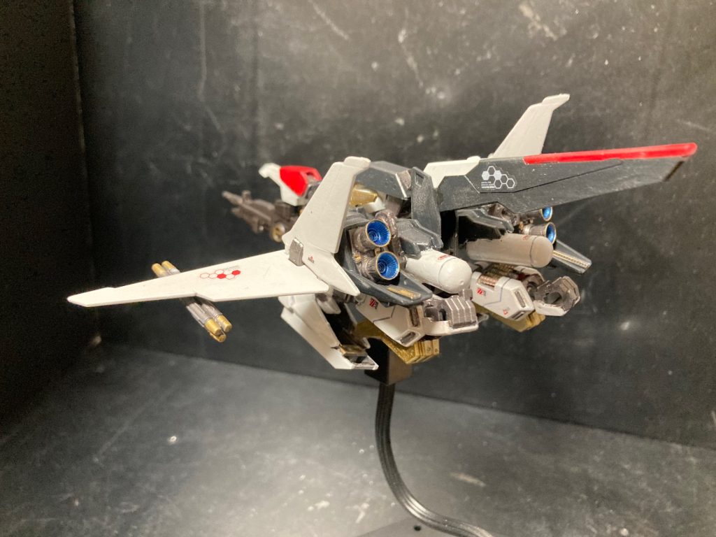 リンドヴルム・アタッカー背面。戦闘機らしさがあります