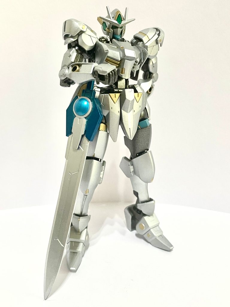 聖陽剣《ガラティーン》本機の主兵装。エクスカリバーと同系統の聖剣を思わせる巨大な剣型兵装であり、ガウェインを象徴する武器。大型の実体剣として高硬度レアアロイ製の刀身を持つ一方、刀身内部には高出力エネルギー発振器が内蔵されている。通常時は巨大な実体剣として使用されるが、ソーラー・ドライブからエネルギーを供給することで刀身周辺に高熱量のエネルギーフィールドを形成。ナノラミネートアーマーを焼き切りながら斬撃を加えることが可能となる。また、刀身に蓄積されたエネルギーを瞬間的に前方へ放射することで、巨大な熱量を持つ斬撃波を発生させることもできる。この性質から、対MS戦だけでなく敵陣突破や艦艇攻撃にも使用される。
