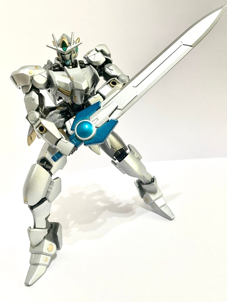 特殊システム：聖陽機関《ソーラー・ドライブ》ガウェイン独自のエネルギー制御システム。エイハブ・リアクターから発生する膨大なエネルギーを一時的に蓄積し、近接兵装へ集中供給する。特に日輪剣ガラティーンとの相性を考慮して設計されており、一定量以上のエネルギーが蓄積されると刀身内部の特殊発振器が起動する。これによって刀身に高密度の熱量を集中させ、通常の物理剣では不可能な切断力を発揮する。