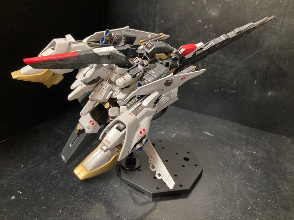 リンドヴルム・ファイター後方ハイメガランチャーを装備可能装備する場合は機首を機体の下部に下ろして、そのスペースにマウントさせます