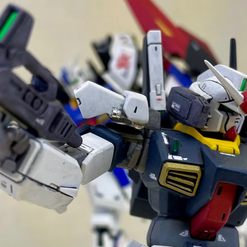 ショルダーアーマーのパタパタ機構はネオジム磁石です。