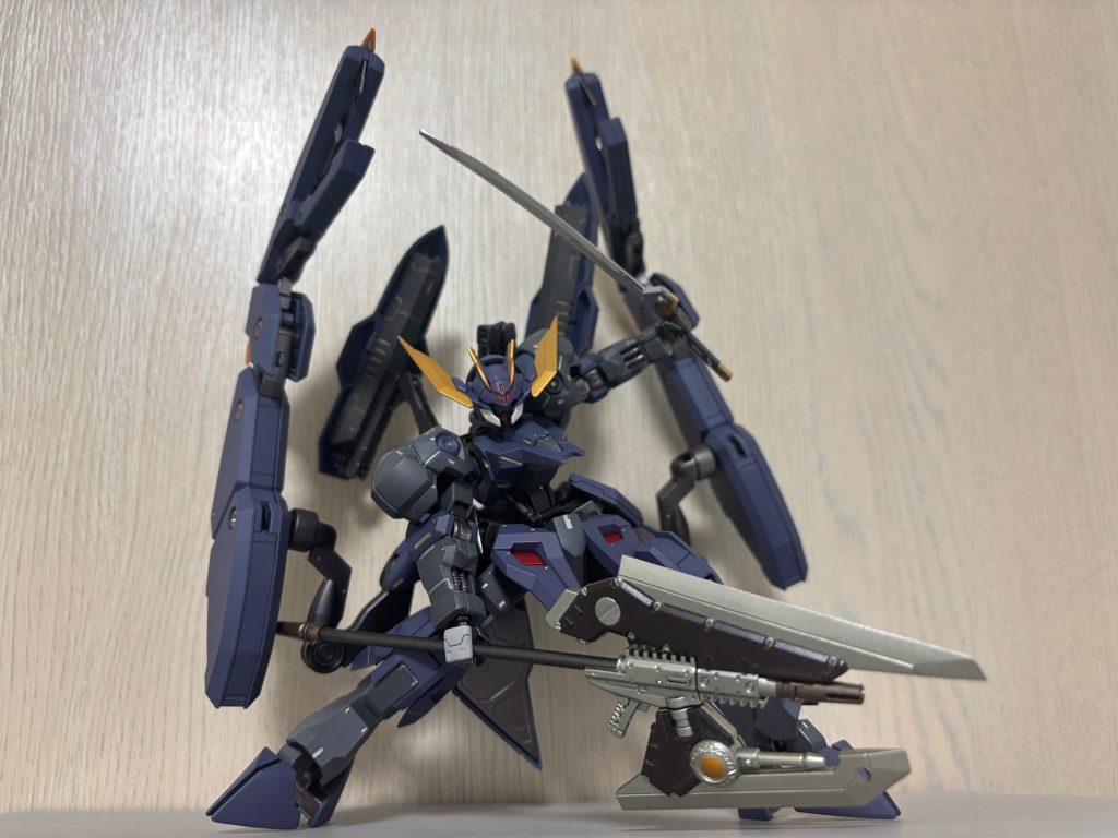 個人的にオルフェンズ機体はシードとかでよく飾られる腰をクイだと前にだしてるより、少し低めの姿勢がカッコよく見えることが多いと思う不思議