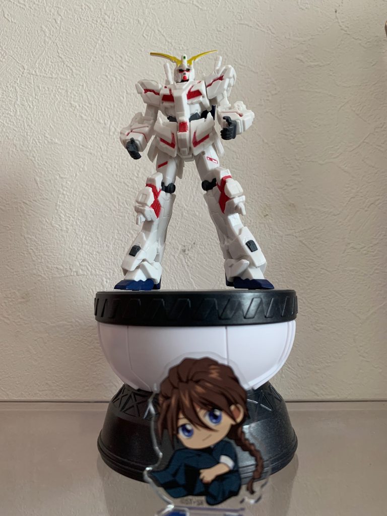 これはガンダムベース東京で買ったガチャガチャユニコーンです。本当はエラー品だったんですよ!交換してもらいましたが。