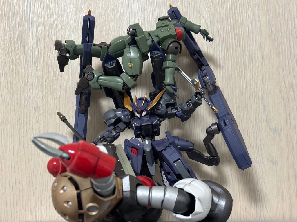 実際アームの使い方って相手を掴んで引きちぎったりできそうですけど、実際1機分の重さは持ち上げたらふらふらして上手く撮れませんでした🫠ただザガンの腰から伸びるアームの保持力は個人的にはすごい気がしますね。撮影協力してくれているリーオー君を掴んで離さないくらいにはちゃんと守ってくれています。※流石に引きちぎったように胴体から半分に分けて保持はさせれそうにはないですが