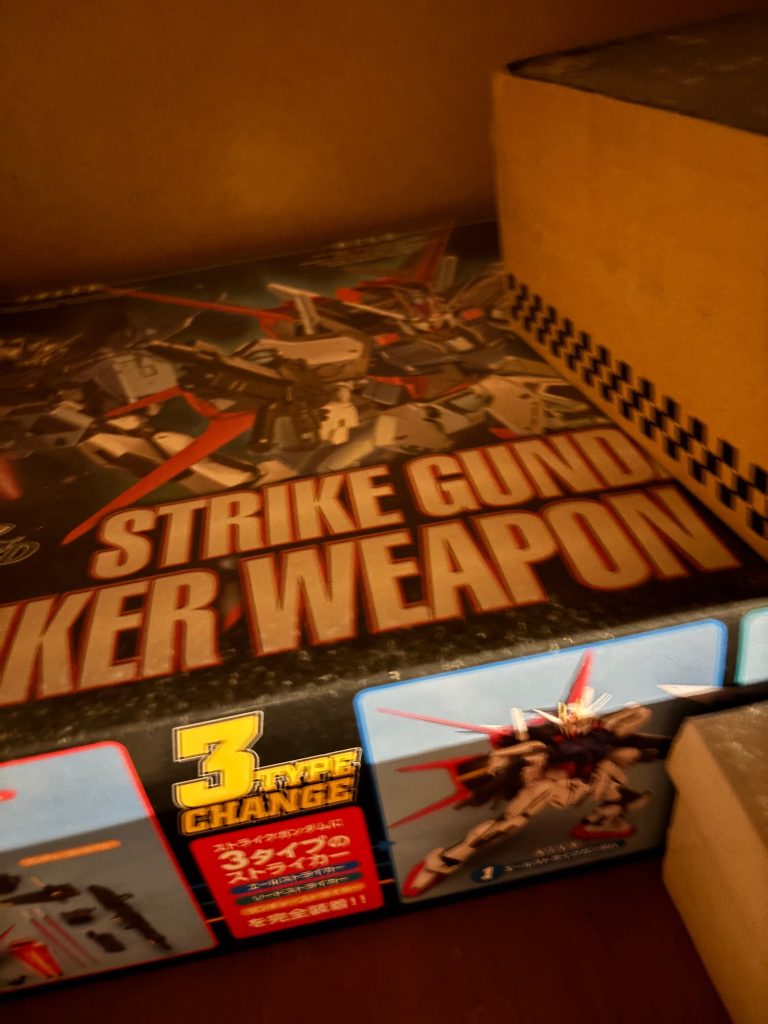 たんすの上にもデカブツが⁉️１／６０のストライカーパックセットのやつ。残念ながら本体が落ちたかなんかで破損状態だったので、中身はお見せできません😢デカすぎるのでこのまま実家に置いときまーすw