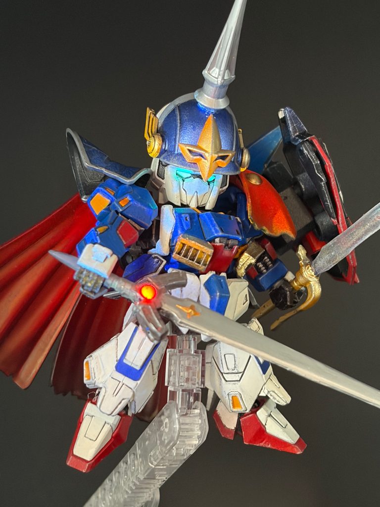 手前の剣の十字マークは、ガンダムビスケット、ガンダム盾部分の十字をレジンで型取りして使いました。お湯まる+レジン最強