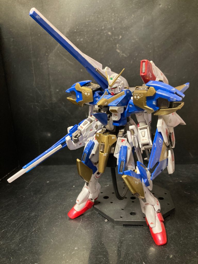 全景。V2ガンダムアサルトバスターです。旧キットだけど、そのまま作ると差し替えで合体変形できます。まあそのまま作らないのが可変開発室。色々とやっていきましょう！