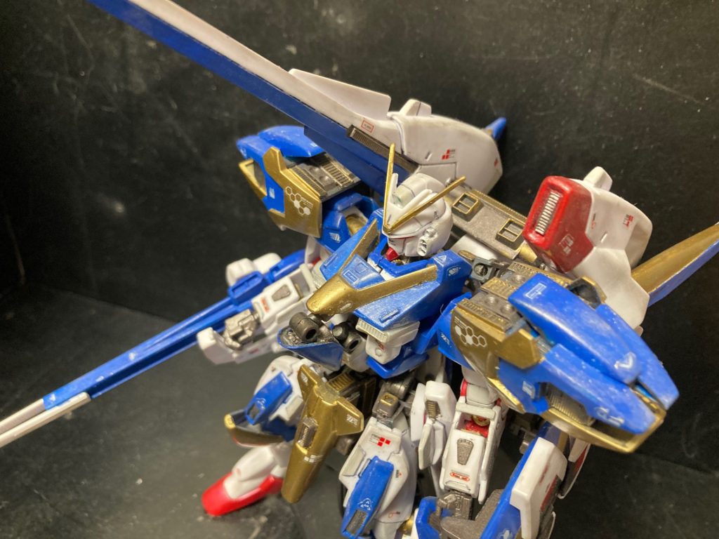 上部から。そういえば、アサルトバスターの1/100ってMG ver.kaしかないんですよね。あっちは細かくてディテールも元々凄いですよね〜。そしてお高いw弄れる部分も全然ないし、怖くて可変合体なんてできないでしょうね〜