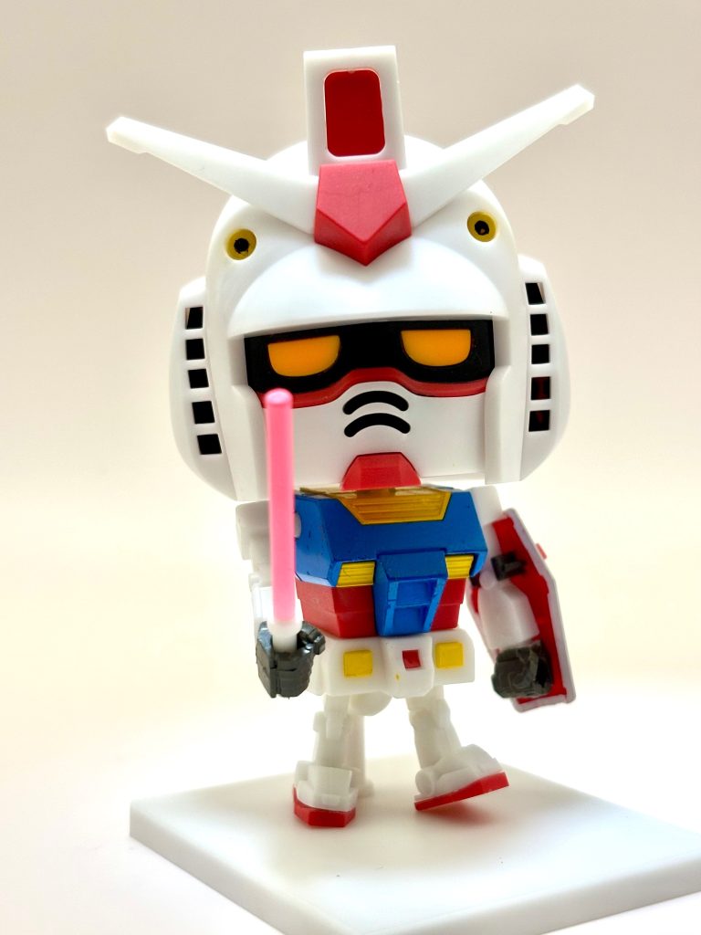 ビームサーベルはガンダムマーカー蛍光ピンクで、一応頑張ってグラデーションっぽくしてみるもあまりわからない😅