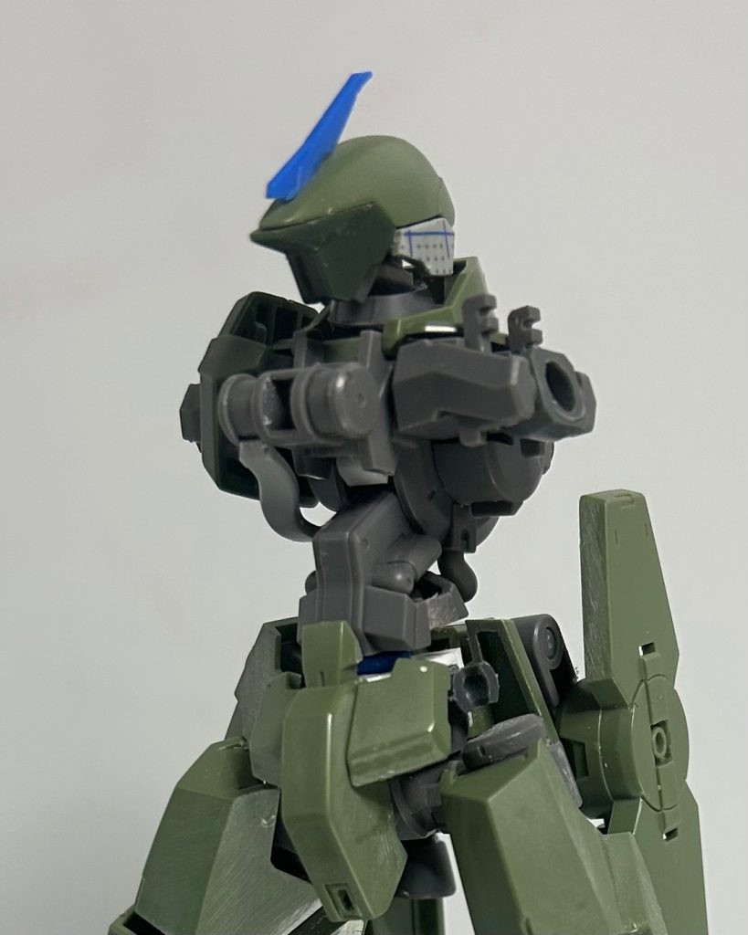 頭部。頭頂部や顔との境目をほんの少し気持ち程度削って、シャープな感じに。キットのアンテナはあまりかっこよく感じなかったので、シュヴァルべグレイズのアンテナを流用しました。真っ正面から見た時に、頭側部からほおあてまで真っ直ぐでラインが単調に感じたのでほおにコンマ3のプラ板貼って変化を出そうとしました。胴体。首の接続部の上下で1ミリずつ延長。胴体と腰部の接続軸を1ミリ延長、少しスッキリした感じに。コックピットブロックを角ばらせたかったのでシュヴァルベグレイズのものに。勝手に前傾姿勢にならないようにストッパーを付けました。サイドアーマー接続軸を切り落としました。&nbsp;