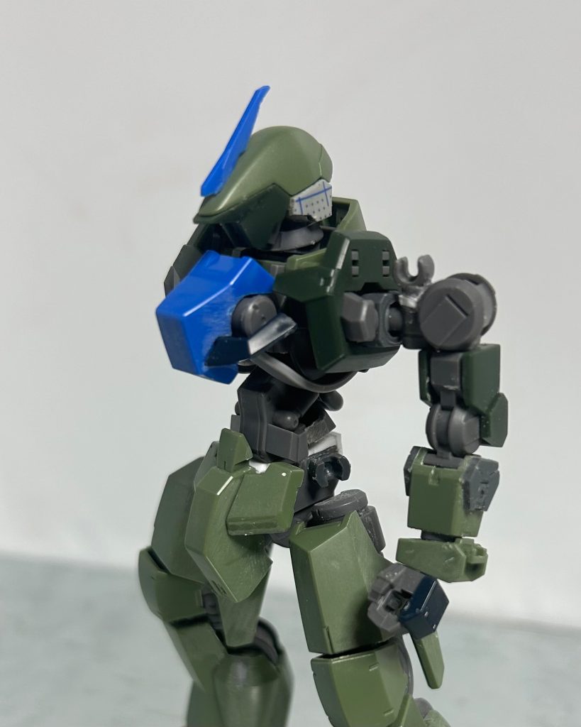 腕部。肩アーマーの取り付けジョイントを上に1ミリずらしました。前腕部があまりにも筒なので、ディテールアップパーツで形状変更。腰部。サイドアーマーを取り付ける事ができるようにボールデンアームの小ボールジョイントで軸を作りました。サイドアーマーが少し後ろに行った兼ね合いで、バックアーマーを１ミリ浅く付けることができるようにしました。
