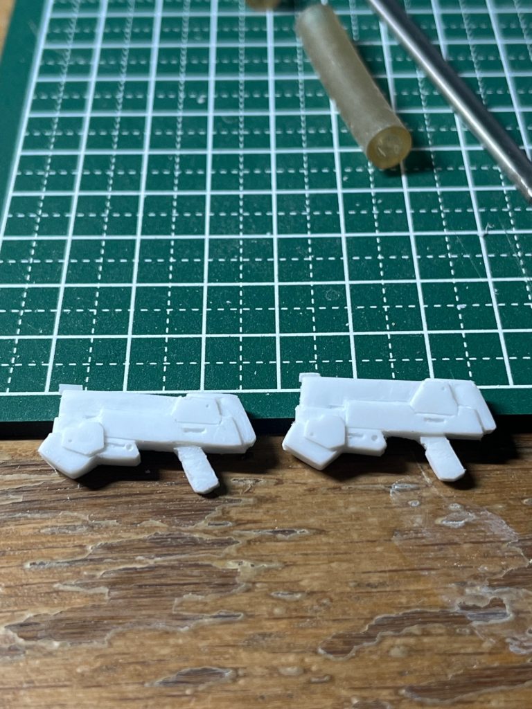 ハンドガン、全部プラ板で作りました。グリップはご覧の通り雑仕上げです！手に挿せば見えないから！