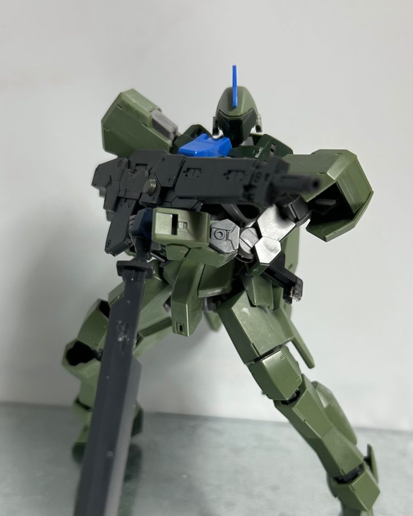 武装。ライフルと剣は境界戦機のものから流用しました。この辺は使い勝手がいいので重宝します。シールドはオプションセットのやつ、こう言うのも重宝します。…大量に欲しい…。