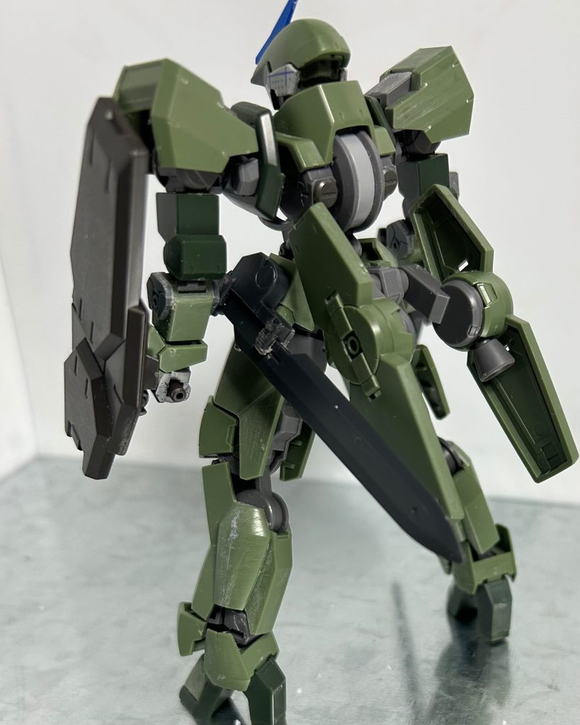 バックショット。グレイズはガンダムという作品のメカじゃなかったら主役級を務めることが出来るスペックはあると思います。