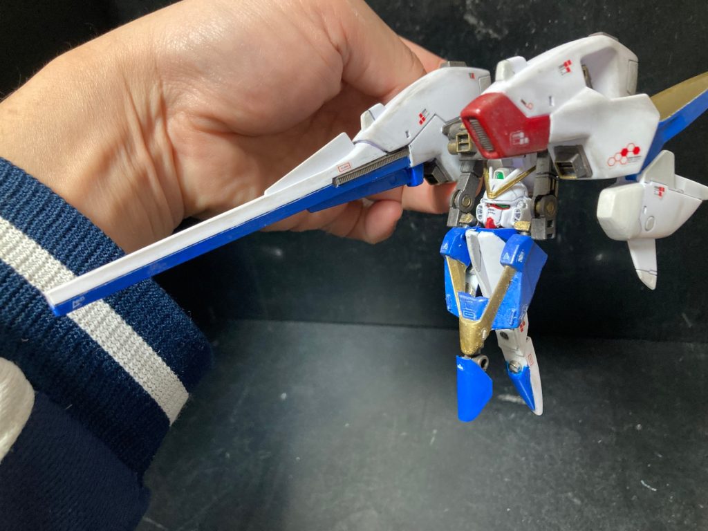 コアファイターの可変は独自の簡易可変方式です。コクピット前のカバーを上げて、首元の軸でクルッと180度回すだけ。ホントはスライドだったり..実際にはそんなスペース無いし。