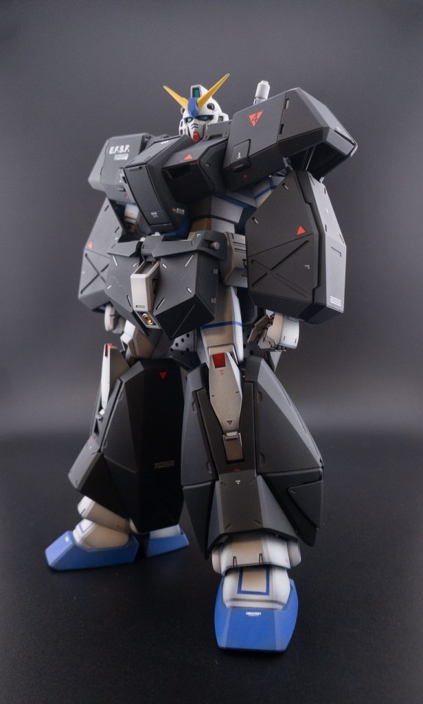 シンプルにはしたく、うーん🤔と悩んでいましたが、パイロットスーツがアムロさん風なので、νガンダムみたいな濃紺にしようとこの色に落ち着きました💕
