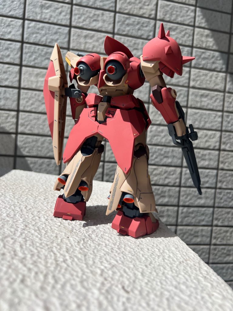 直線と曲線のバランスがカッコ良いです。よく動いてブンドドは楽しいですが、腰アーマーがポロポロリです。