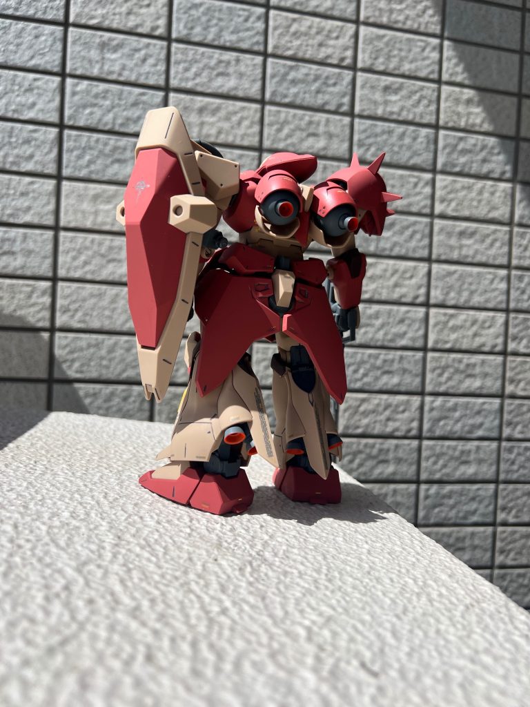 お気に入りのコーションデカール「黄色とグレー」を使用したのですが、1/144用だったので小さかったかも？