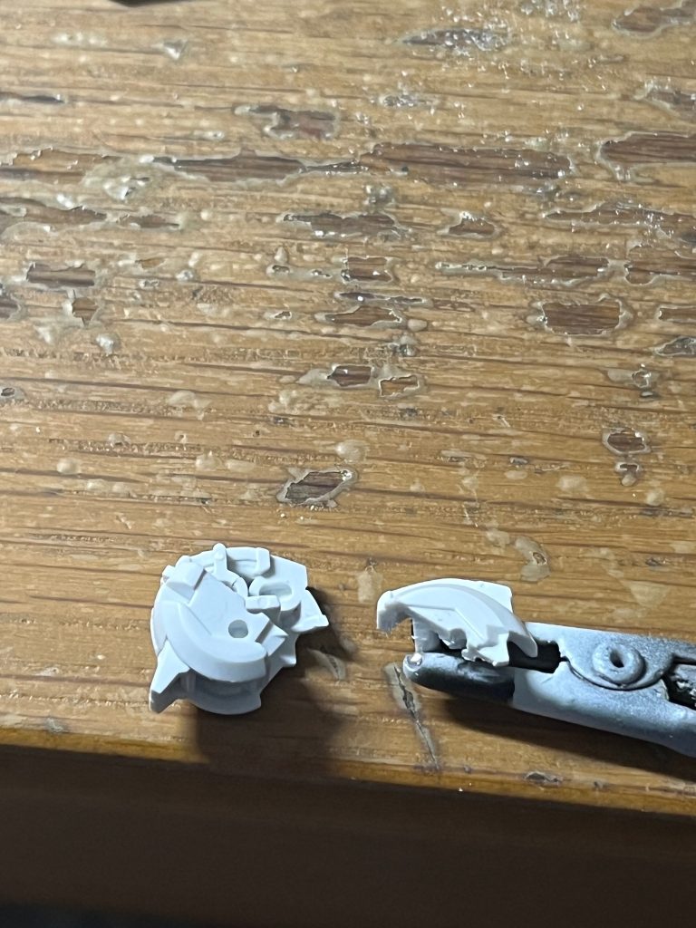頭の分割はこうしました。耳の緑のパーツで分割線が隠れるように。