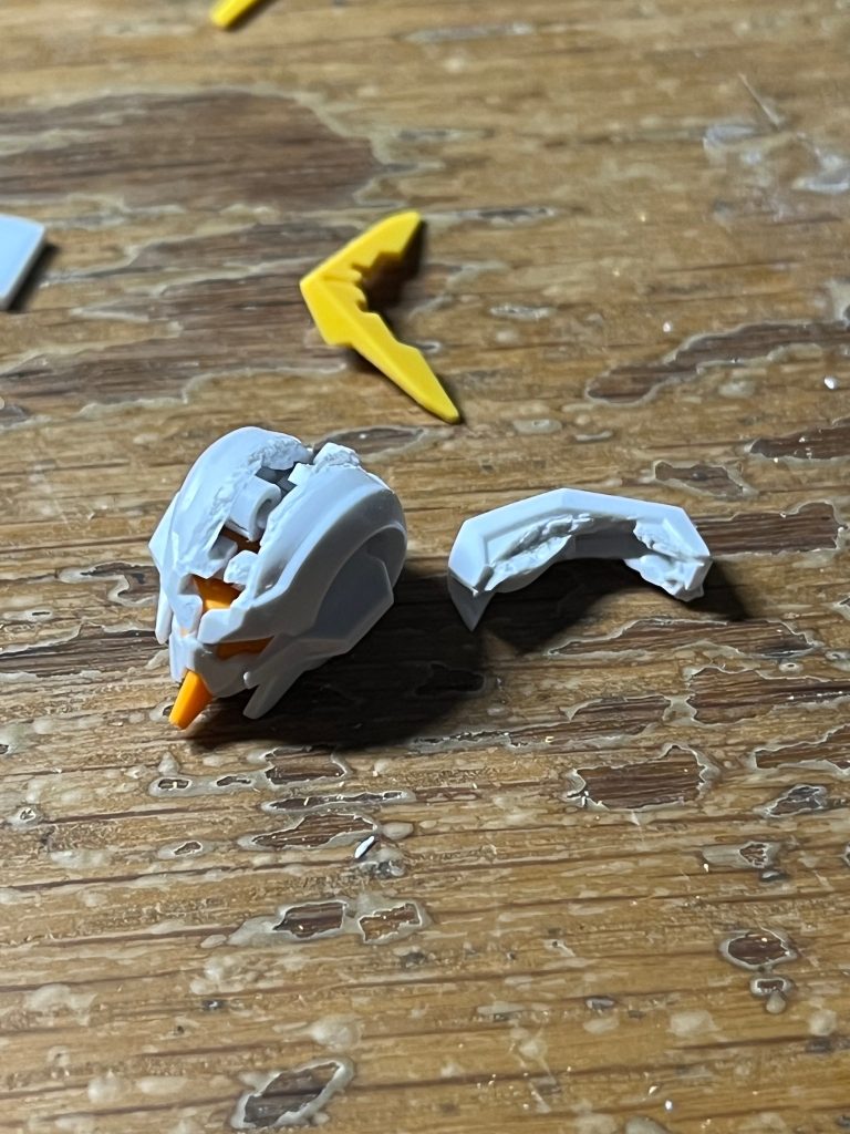 頭は大胆にエナメル割り。上手くいきませんでしたが、組んだら見えないしOK！(gundam-kao6)