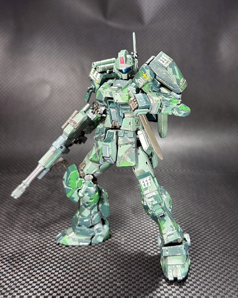 ガンダムマーカーのシルバーでウェザリングしてあります。