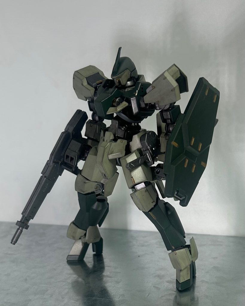 所詮は山賊かぶれ…(gundam-kao8)それはともかくグレイズ良いですよね(zaku-kao5)キット的にも名キットですがデザイン的に結構好き。