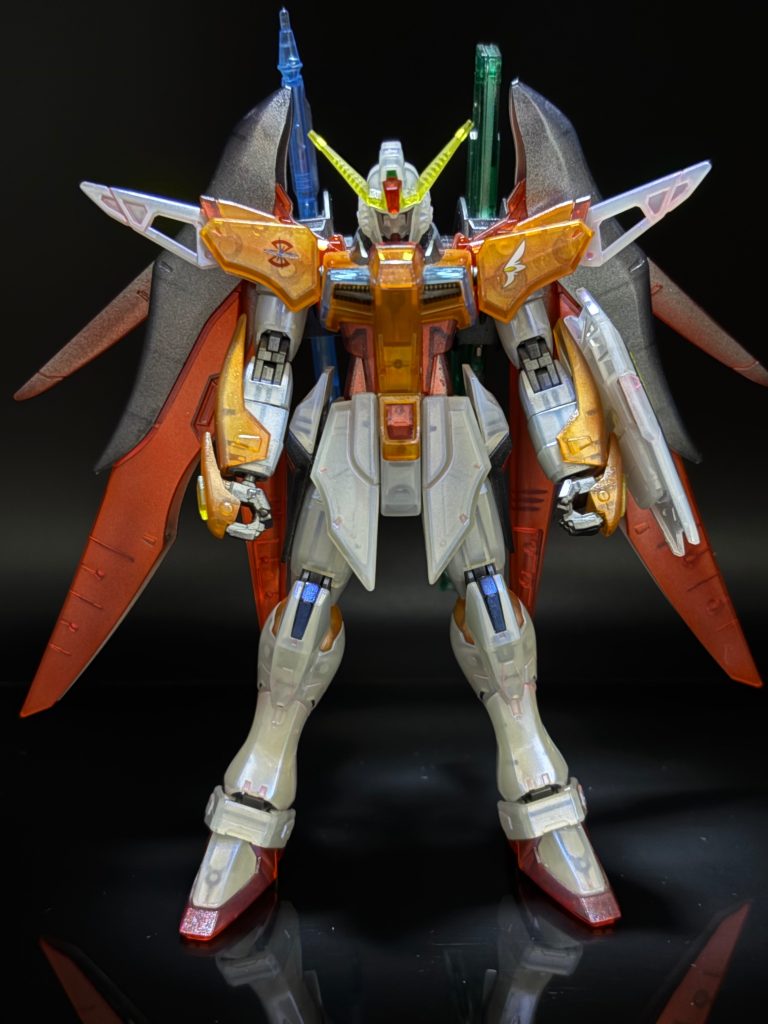 正面です。冒頭からガッツリ光らせたやつ持ってきちゃったんで、イマイチクリアキットってのが伝わらなかったと思います(gundam-kao10)メカニカルコア風なので、パーツの裏面をガイアカラーのスターブライトシルバーをエアブラシでランナー塗装しました。関節部や内部フレームはスターブライトアイアンで同じくランナー塗装です。見えない部分は楽をする✨デカールはせっかくのクリアキットなので、両肩にザフトとFAITHのマークをそれぞれ貼ったのみです。
